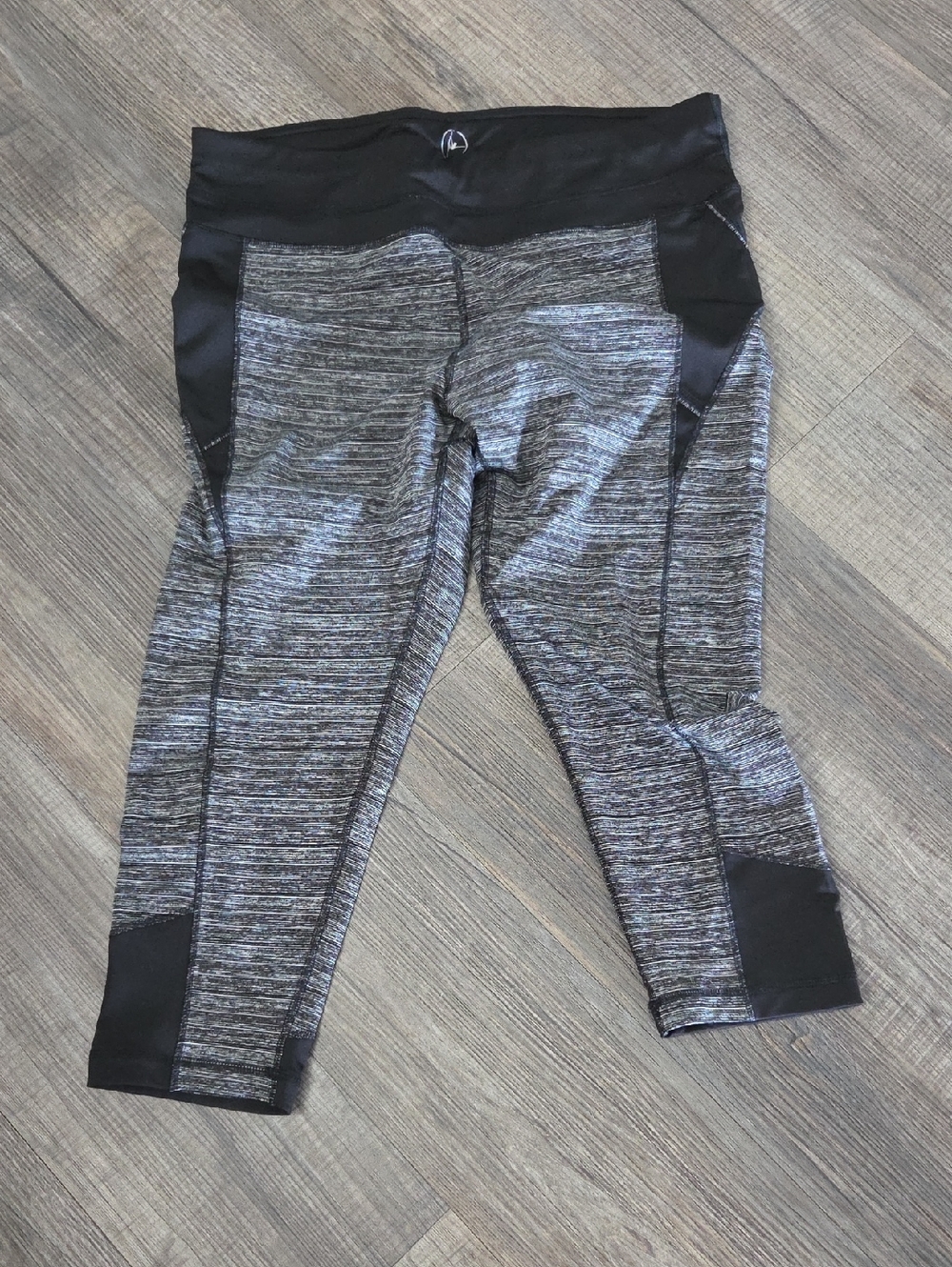 Active Life Heather Gray and Black Capri Leggings